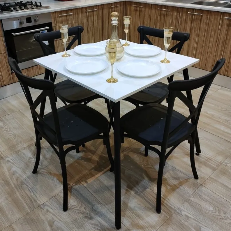 Table avec 4 Chaises