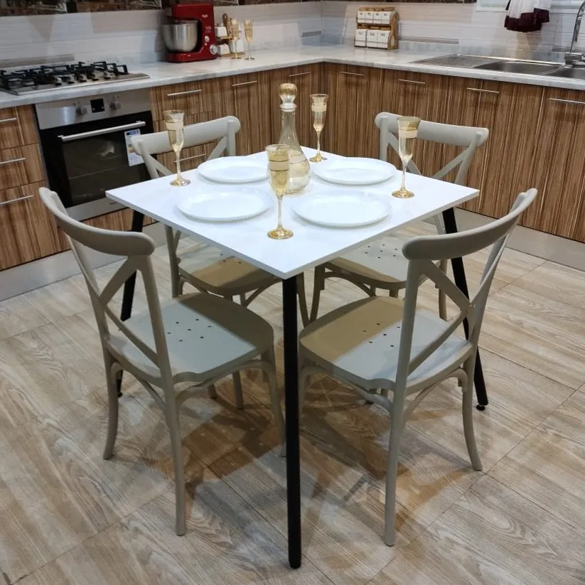 Table avec 4 Chaises