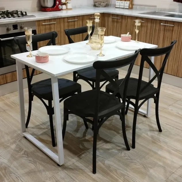 Table avec 4 Chaises